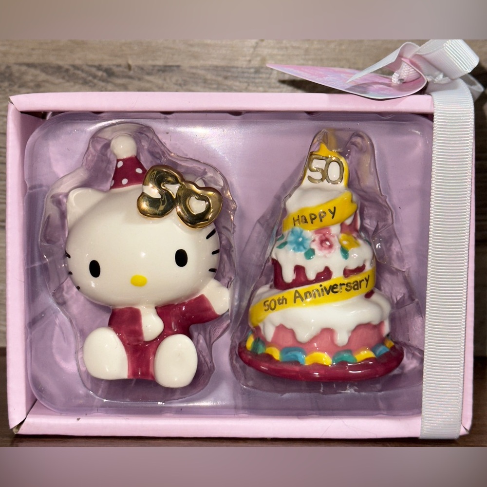 Super Cute 🥰 Limited Edition Hello Kitty & 50th Anniversary Cake Shakers - NEW